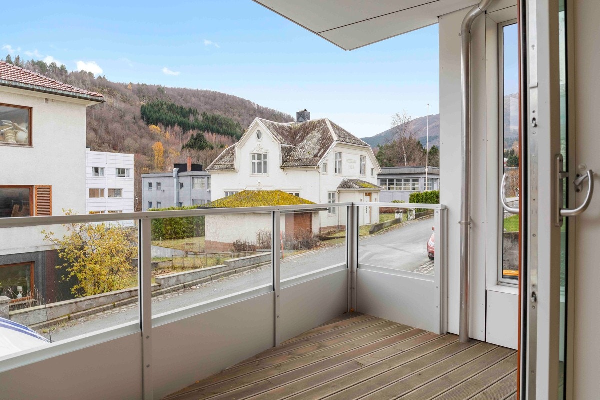Verandaen har flott utsikt mot omkransende fjell, samt spotlights og stikkontakt Galleribilde