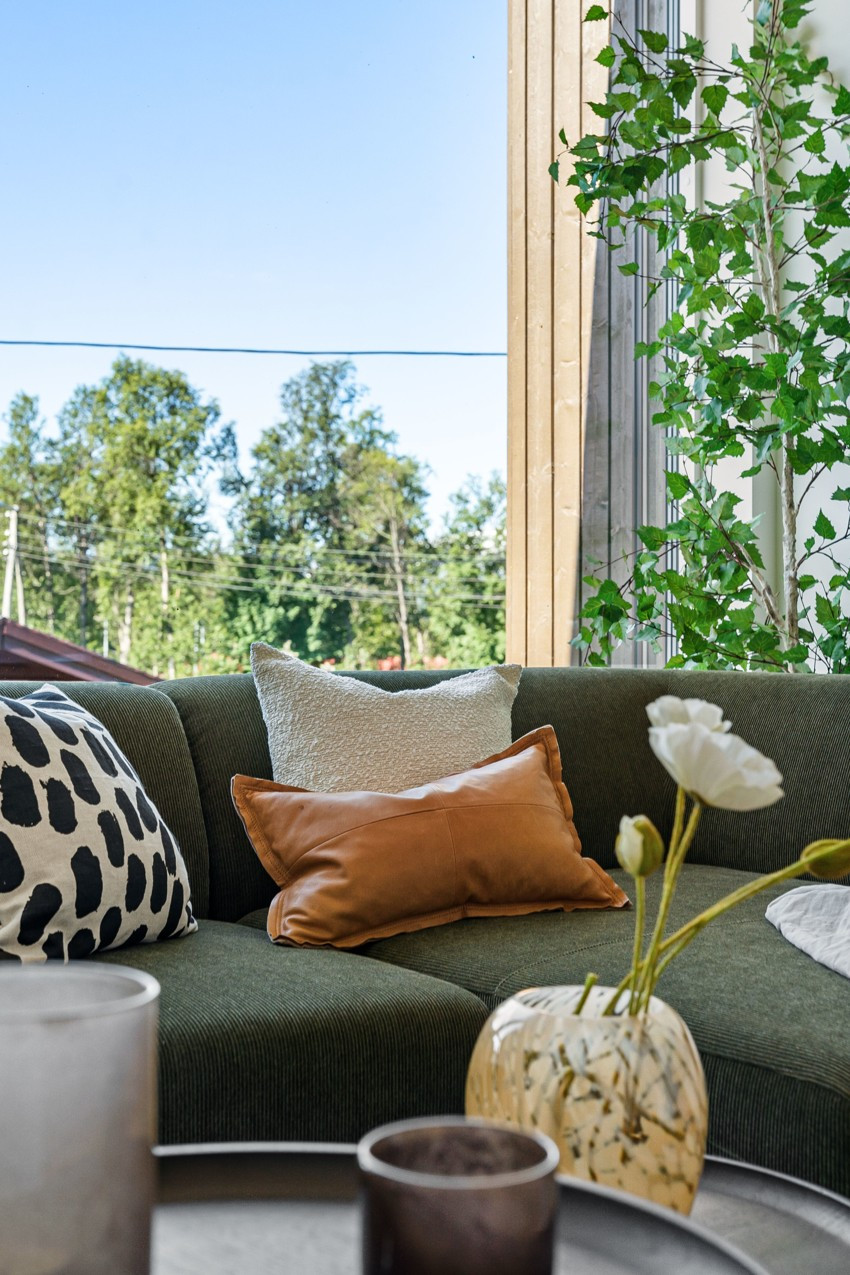 Stuen ligger i 2.etasje og har god plass til sofa med tilhørende møblement og har store vindsuflaten som slipper inn rikelig med dagslys!
