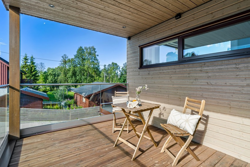 Fra stue er det utgang til overbygget terrasse.