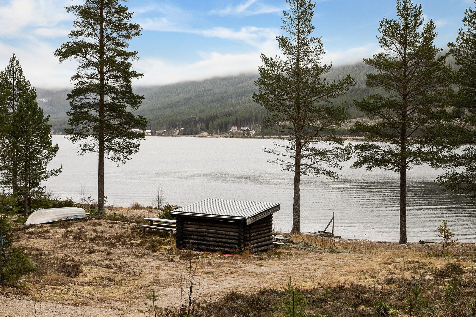 Kort vei ned til Engersjøen., hvor man kan bade og fiske. Galleribilde