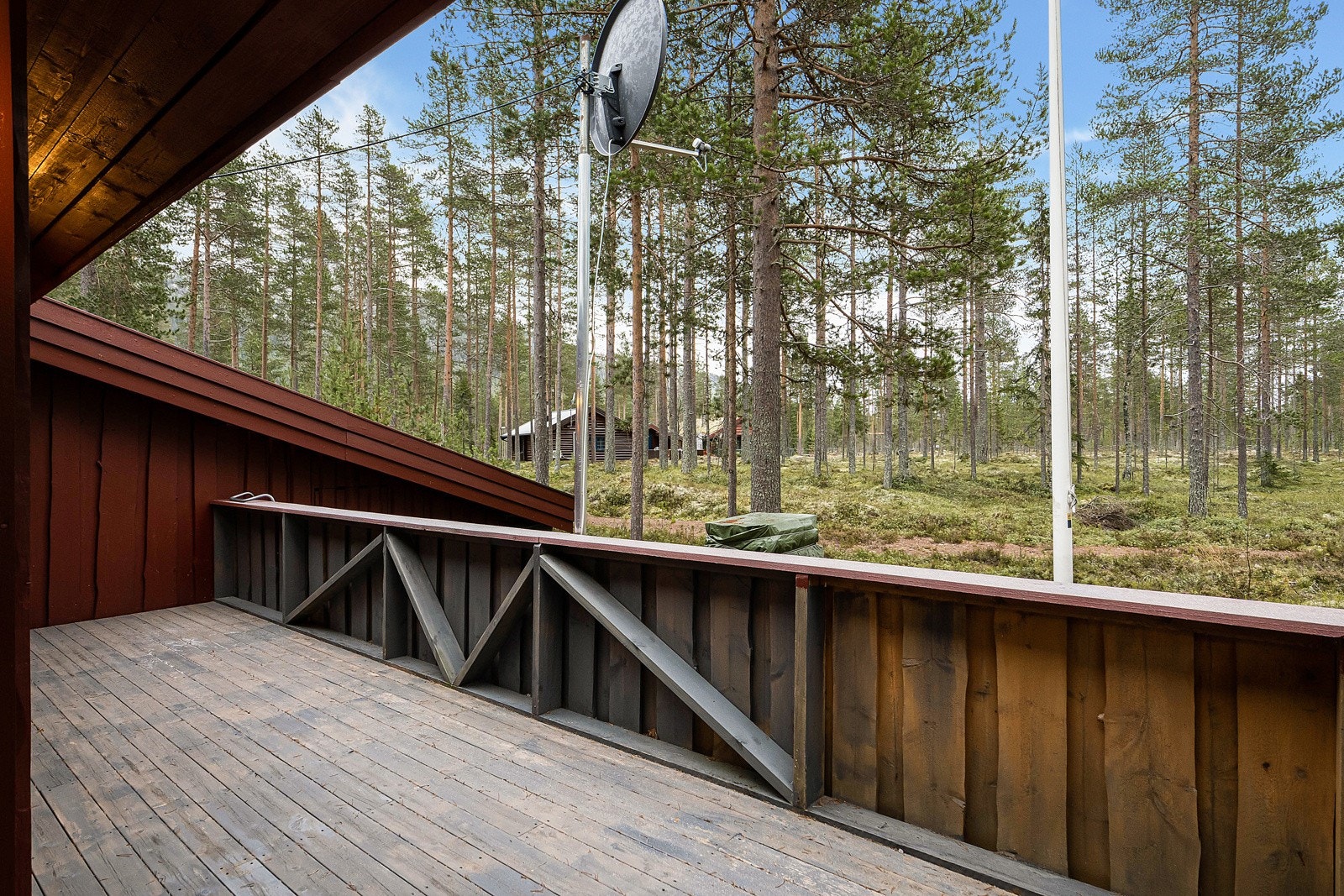 Romslig, dels overbygget terrasse. Galleribilde