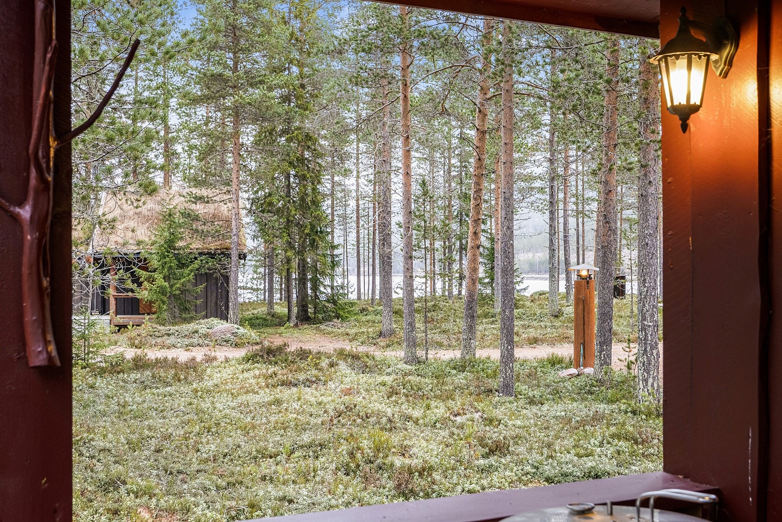 Utsikt mot sjøen fra hytta. Galleribilde