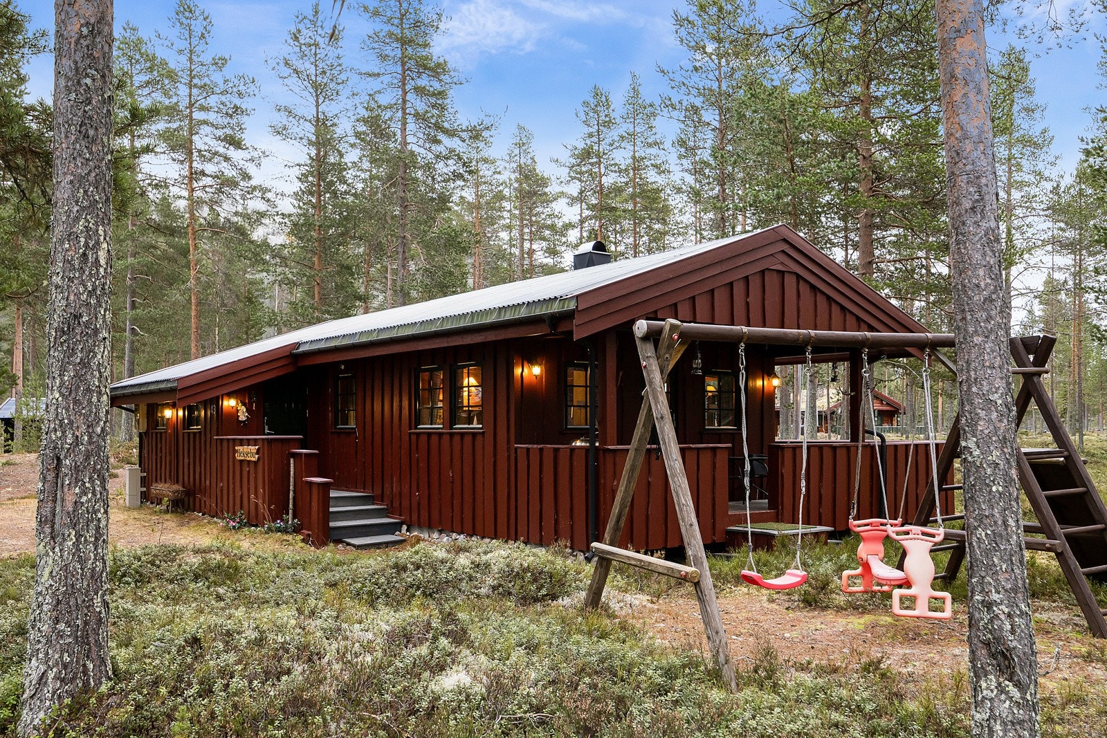Romslig tomt, med plass for bålpanne og koselig uteområde. Galleribilde