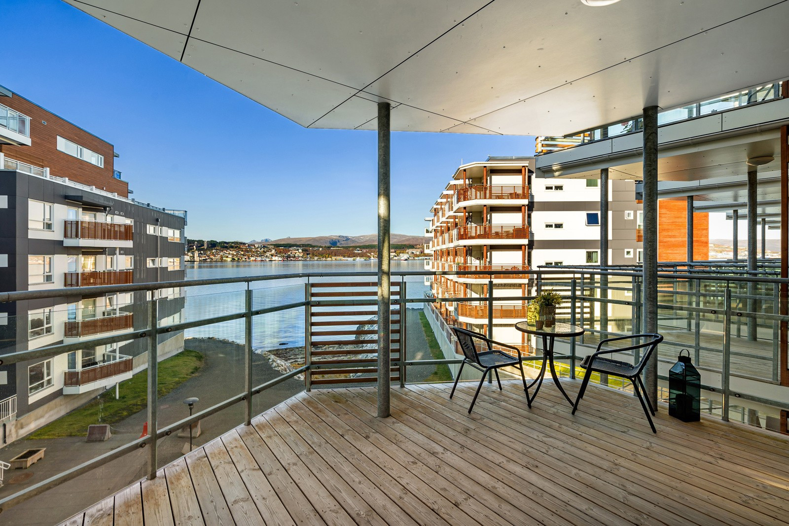 Stor vestvendt og overbygget terrasse på hele 14 kvm
