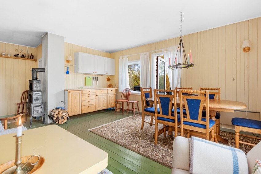 Det er innredet med panel på gulv og vegger i stuen, hvor det er spiseplass med utsikt over dalen. Galleribilde