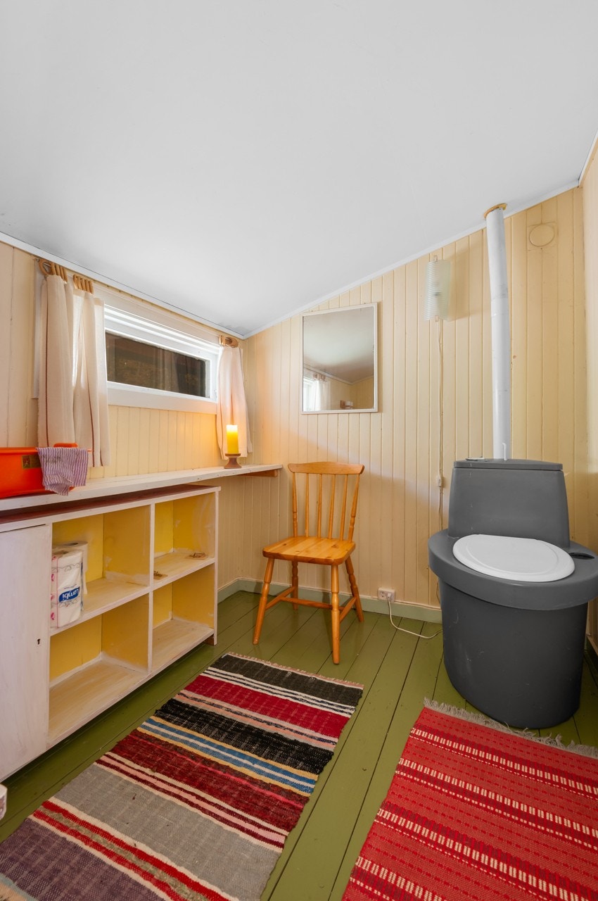 Hytta har i tillegg et toalett/vaskerom med tørrdo. Galleribilde