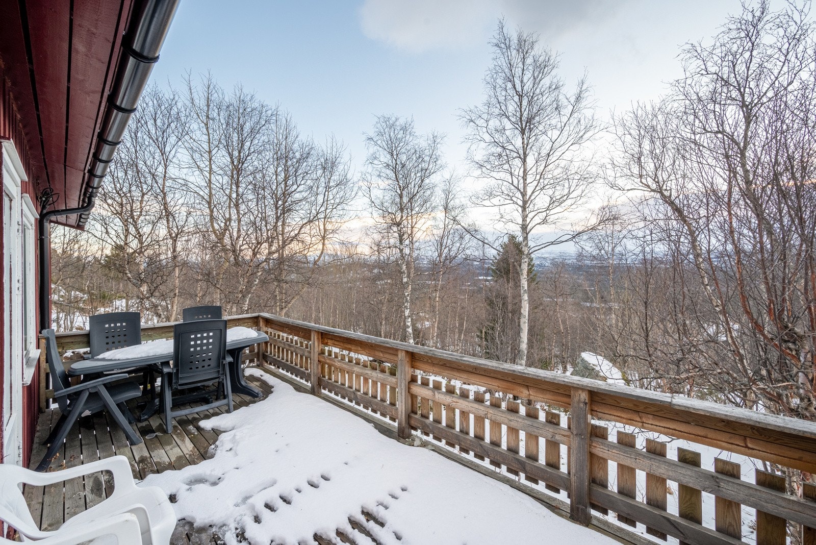 Stuen har dør til en terrasse som strekker seg langs to hyttevegger og har gode soner til utemøblene. Galleribilde