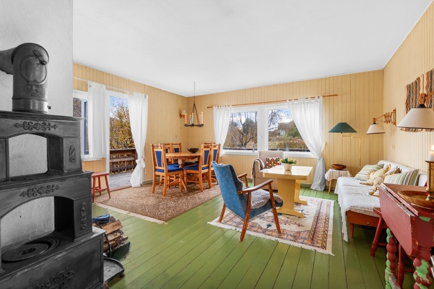 Det er vei ved tomtegrensen, samt lagt inn strøm i hytta, og avløp ligger ved tomtegrensen. Galleribilde