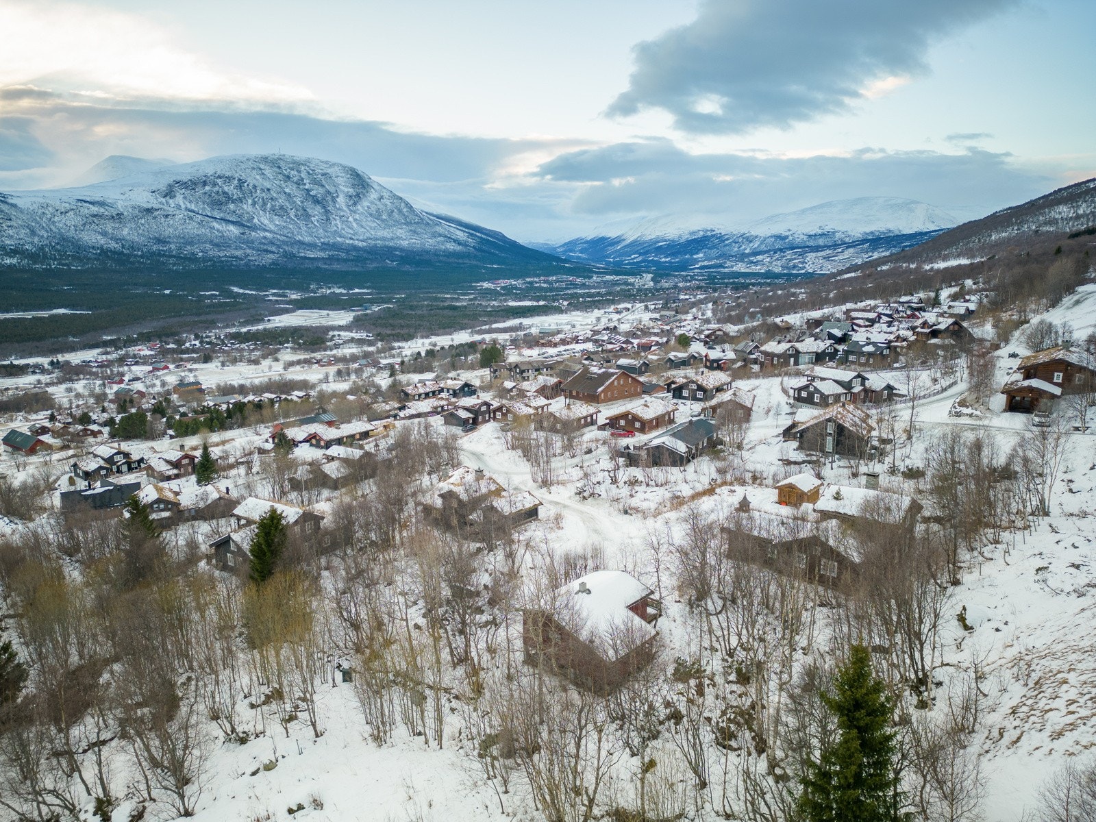 Velkommen til Stølstrøavegen 22 - Hytten som ligger på tomten i dag er usjenert og omgitt av hyggelig bjerkeskog, i enden av en blindveg. Galleribilde