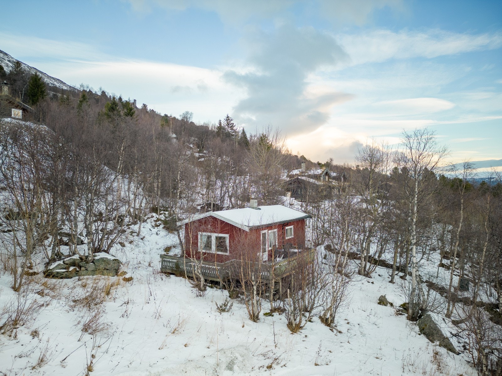 Eiendommen ligger like ved Stølen skisenter, har gode solforhold og nydelig utsikt, og grenser til friareal på alle kanter Galleribilde
