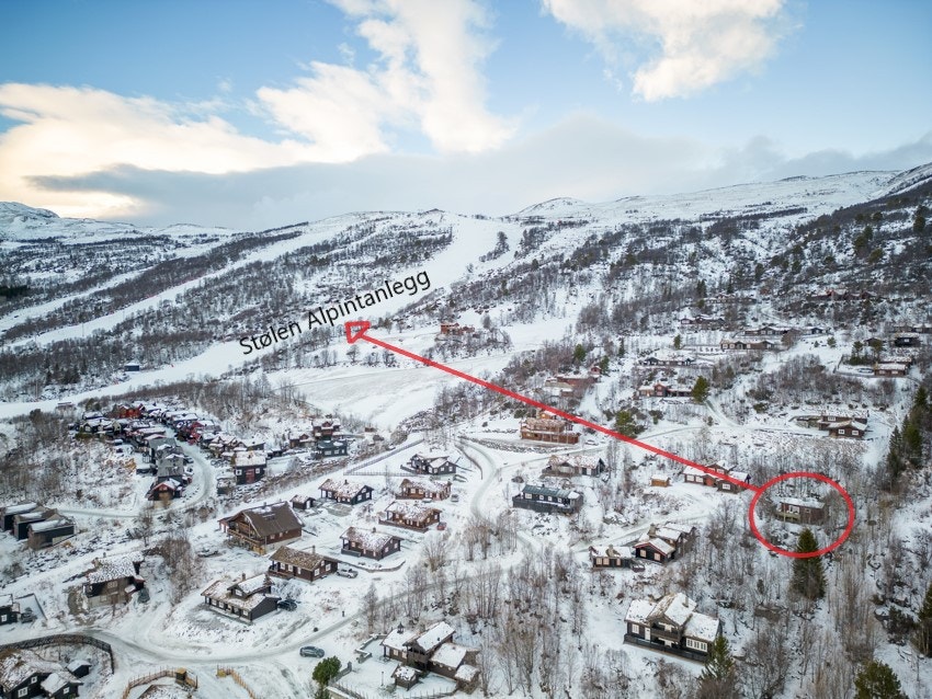 Her ser man den korte avstanden fra eiendommen bort til Stølen alpintanlegg. Galleribilde
