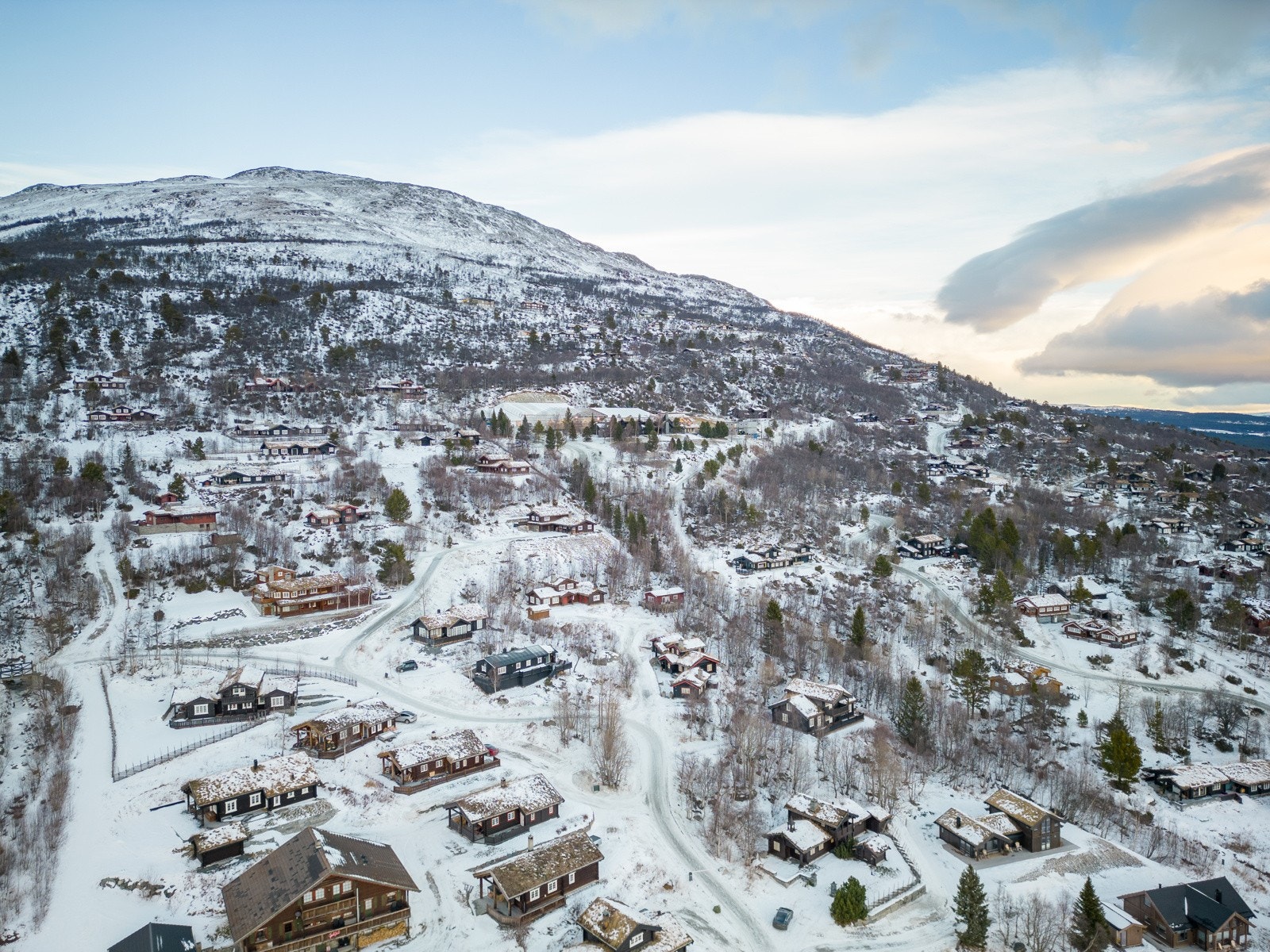 Selger har innhentet et mulighetsstudie, utarbeidet av Troll Arkitekter. Her er det er tegnet inn 4 tomter, men det kan være mulig med 5. Se prospekt for mer info. Galleribilde