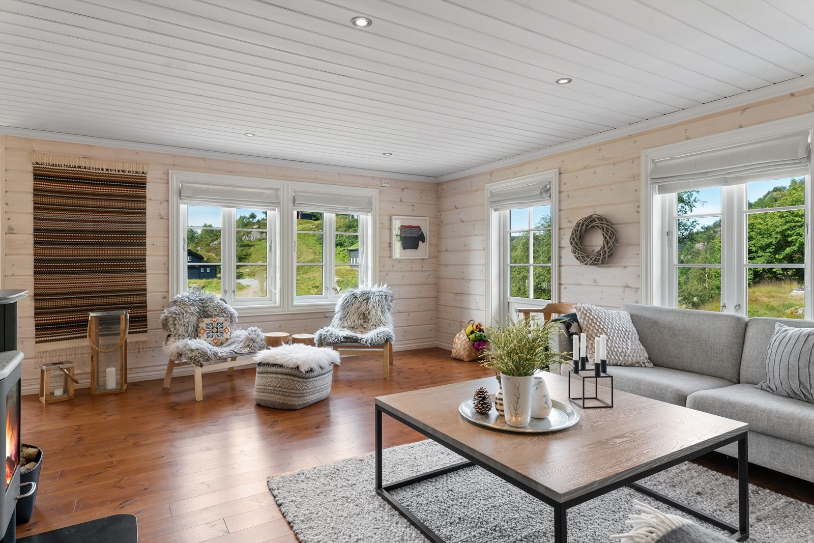 Romslig og lys hovedstue med peisovn for ekstra kos og varme. God plass til flere soner. Direkte utg til terrassen eller snøhuler. Galleribilde