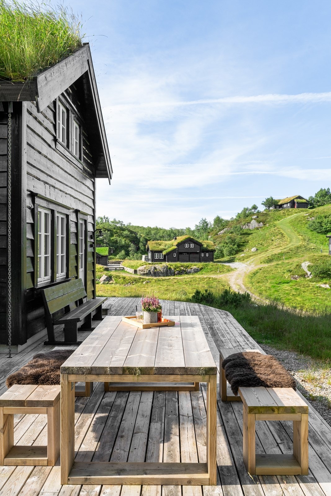 Naturskjønne omgivelser og et flott integrert hyttefelt. Solrik tomt med lune uteplasser. Galleribilde