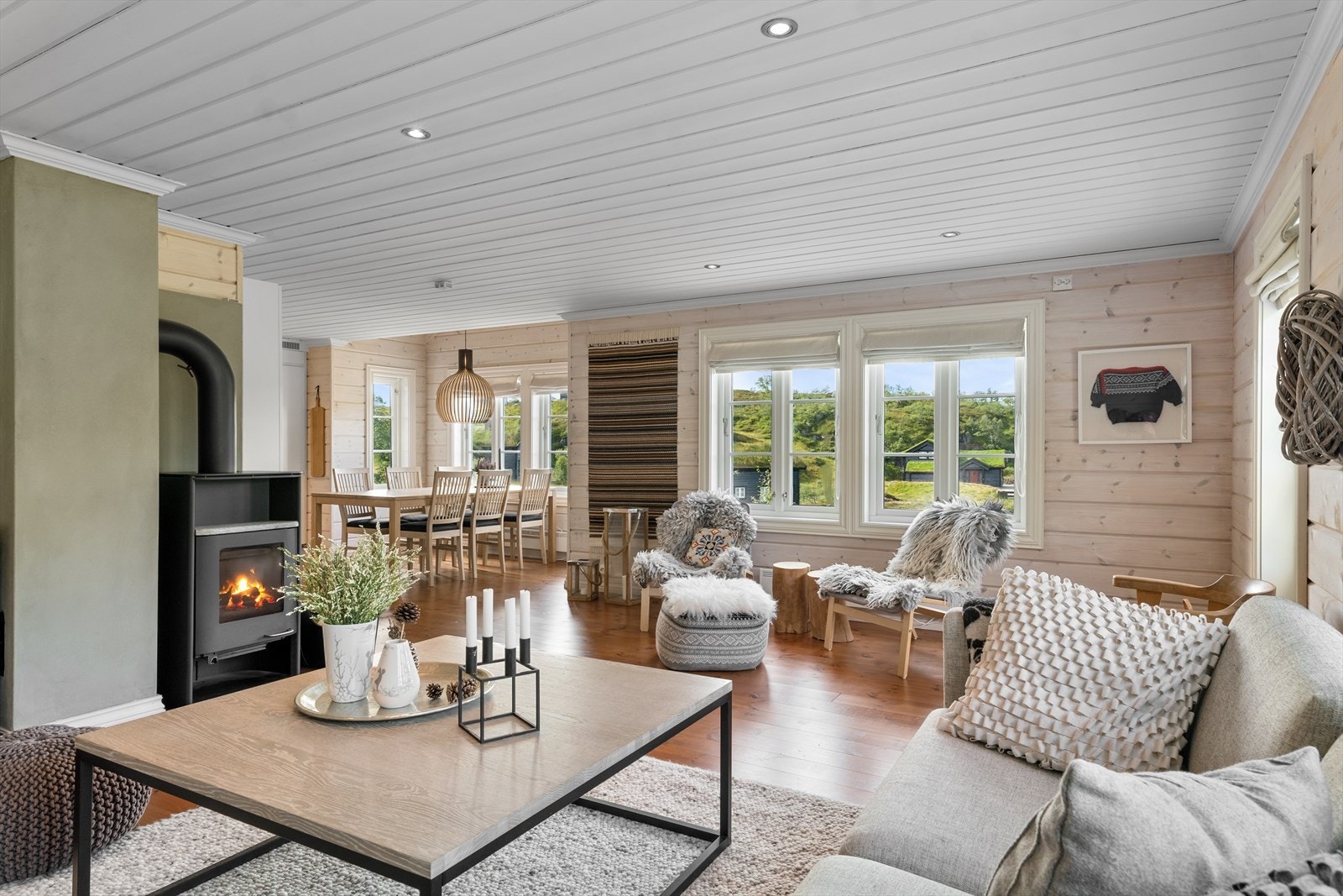 Romslig stue m/naturlig lys og herlig utsyn til naturskjønne omgivelser. God plass til flere soner. Peisovn for ekstra kos og varme. Direkte tilgang til stor terrasse. Galleribilde