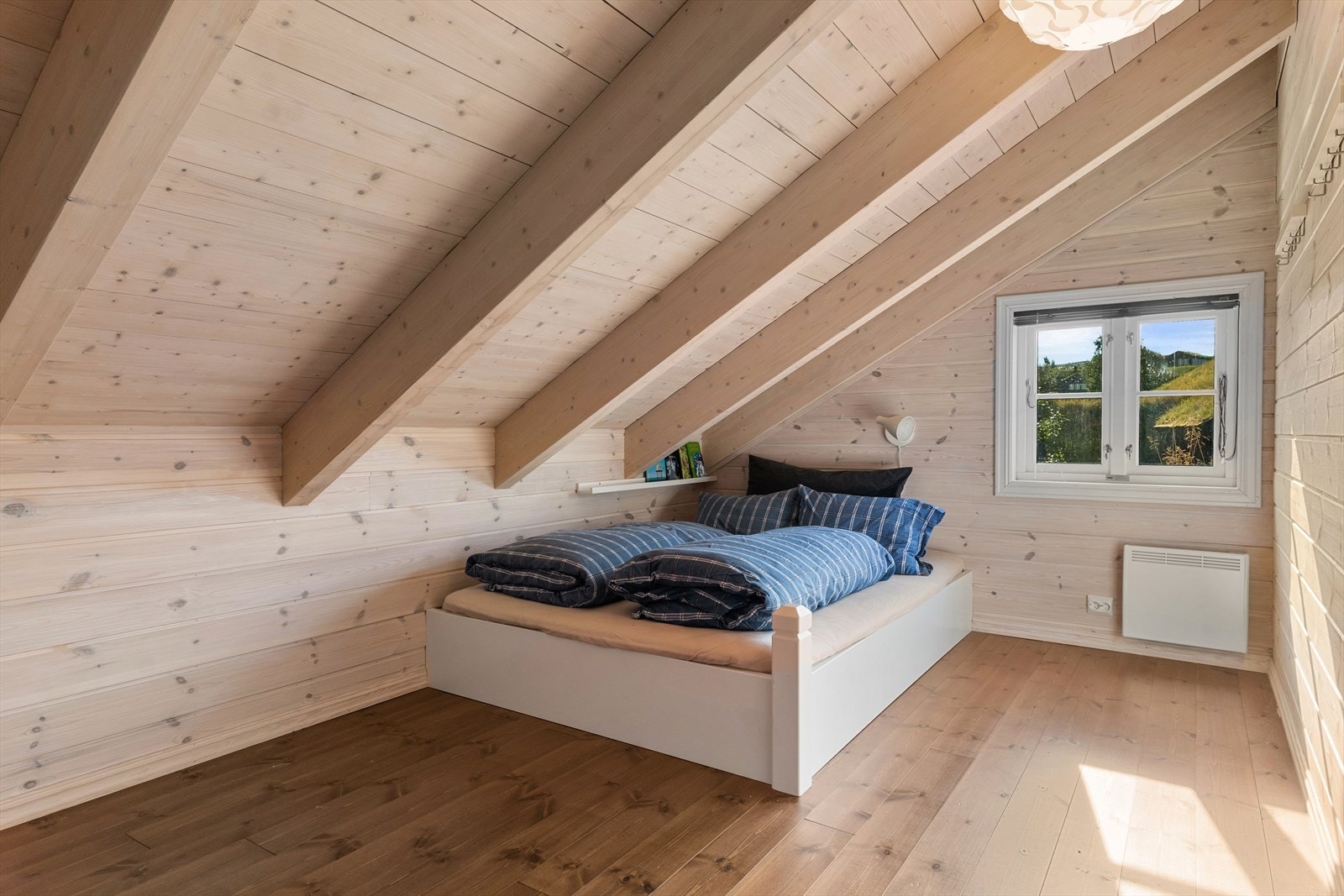 Genial egen avdeling oppe. To store soverom, kan kombineres med gaming e.a. Plass til mer enn bare seng. Galleribilde