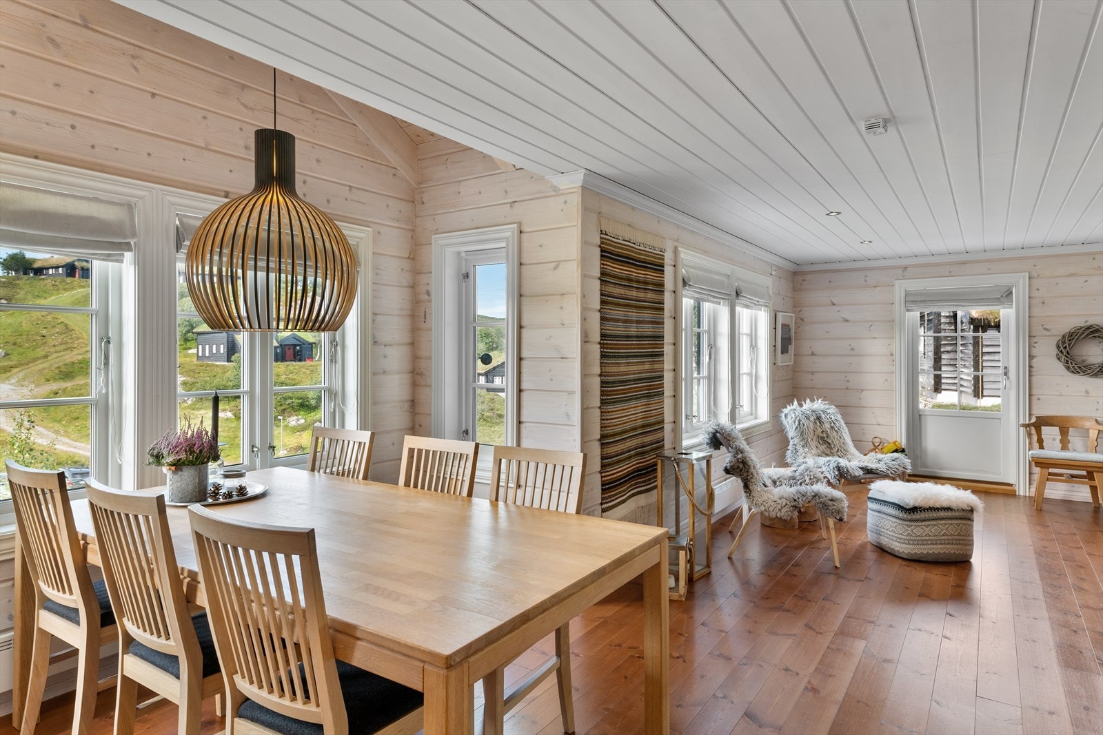 Fin flyt i planløsning gir naturlige soner. Vindusbruken skaper herlig atmosfære. Galleribilde