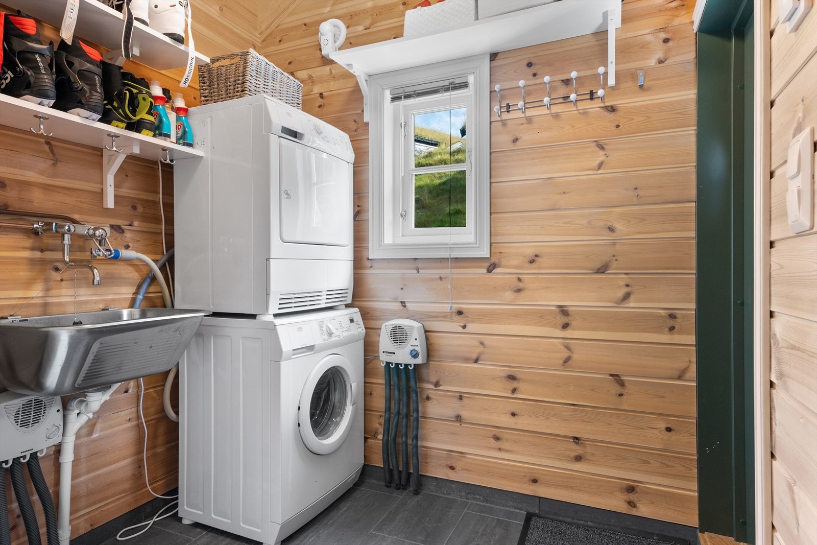 Vaskerom/bi-inng m/utslagsvask og ekstra god lagring m/takhøyden. Galleribilde