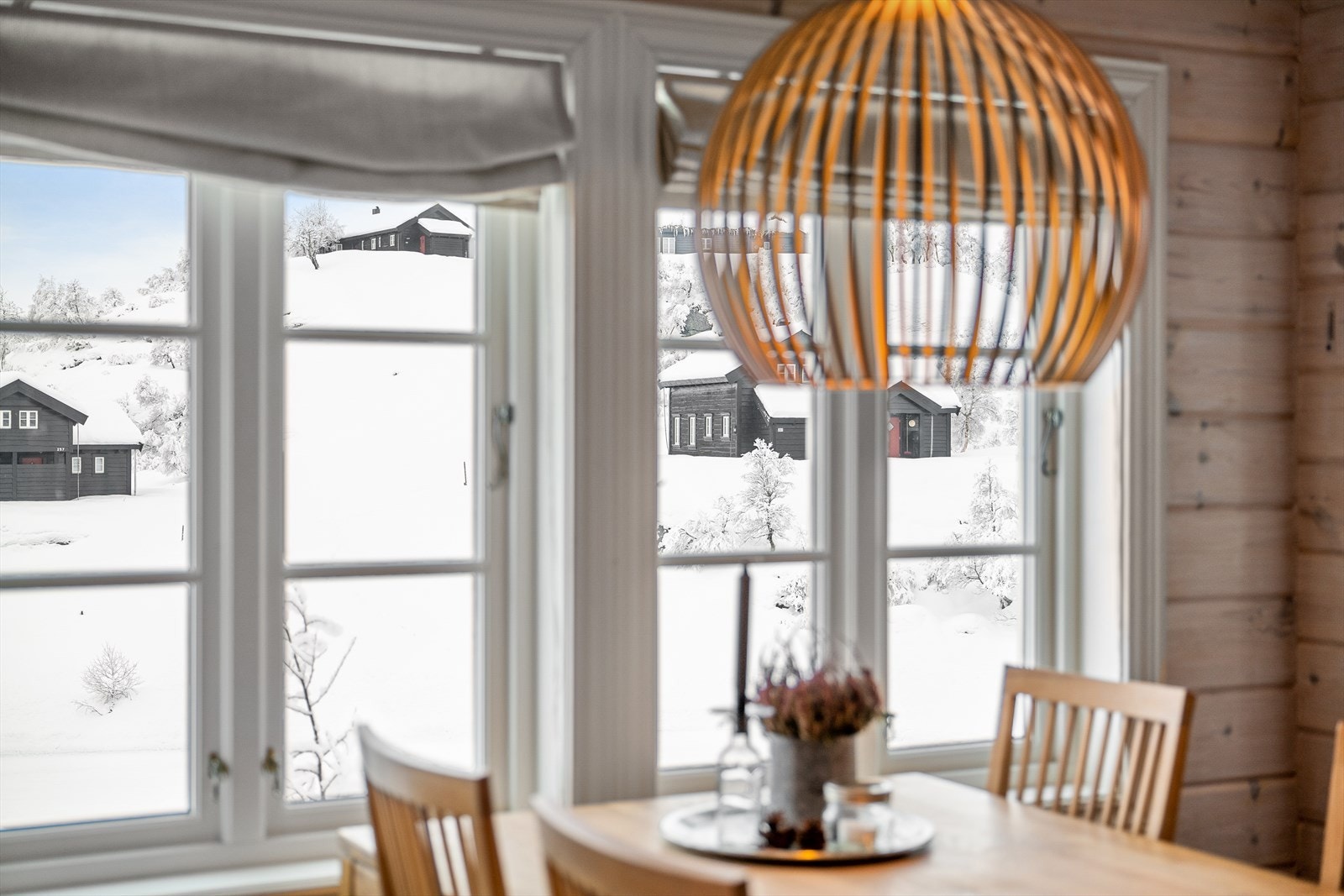 Fin flyt i planløsning gir naturlige soner. Vindusbruken skaper herlig atmosfære. Naturskjønne omgivelser gir høy trivsel både inne og ute. Galleribilde