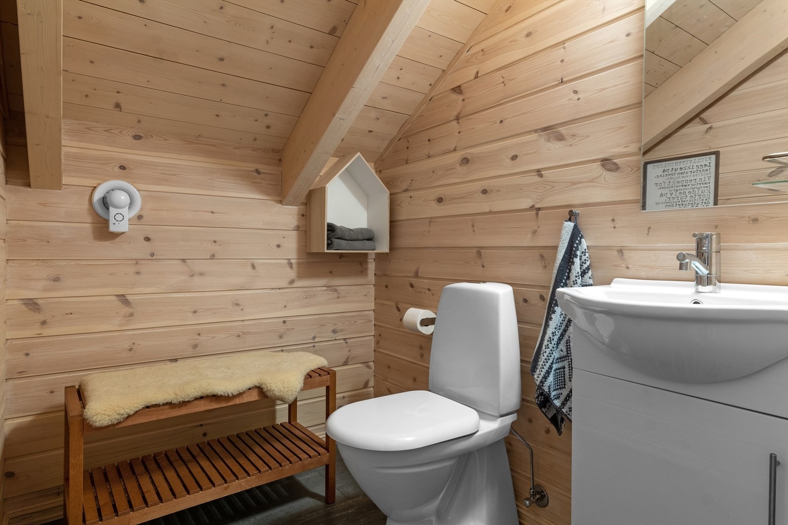 Oppe er det ekstra wc rom for morgen og kveldsstell. Galleribilde