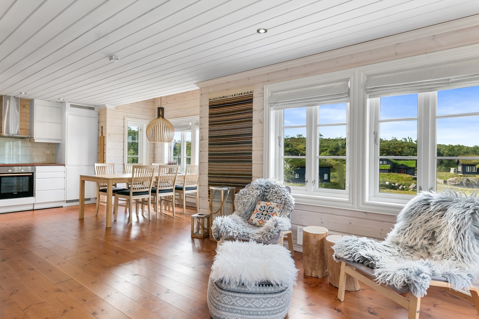 Fin flyt med naturlige soner. Takoppløft ved spisestuen gir en ekstra dimensjon og sammen med vindusbruken, en flott atmosfære. Galleribilde