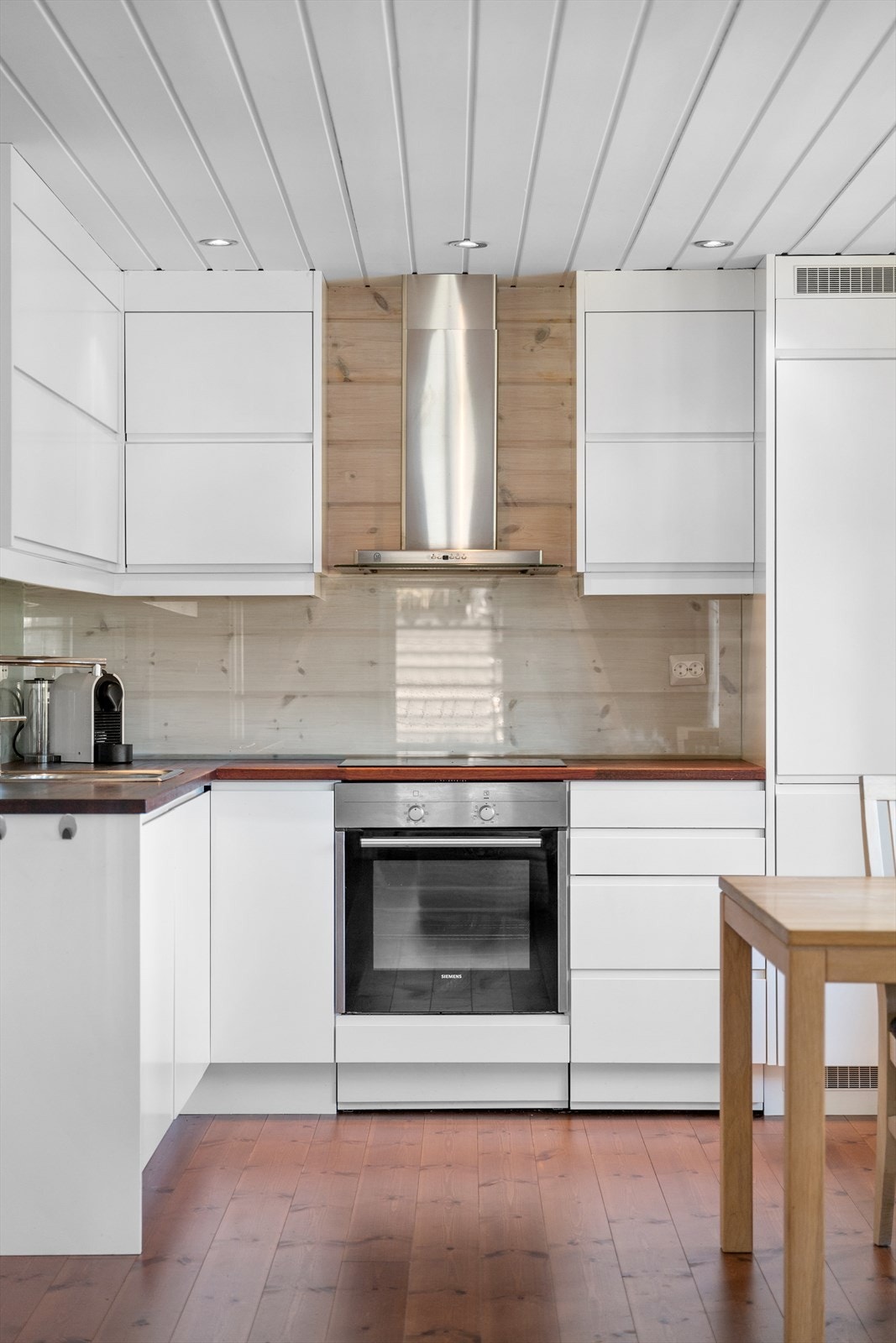 Tidløst og moderne kjøkken. Rikelig med naturlig lys og fine arbeidsforhold. Direkte kontakt med spisestuen gjør det hyggelig sosialt. Galleribilde