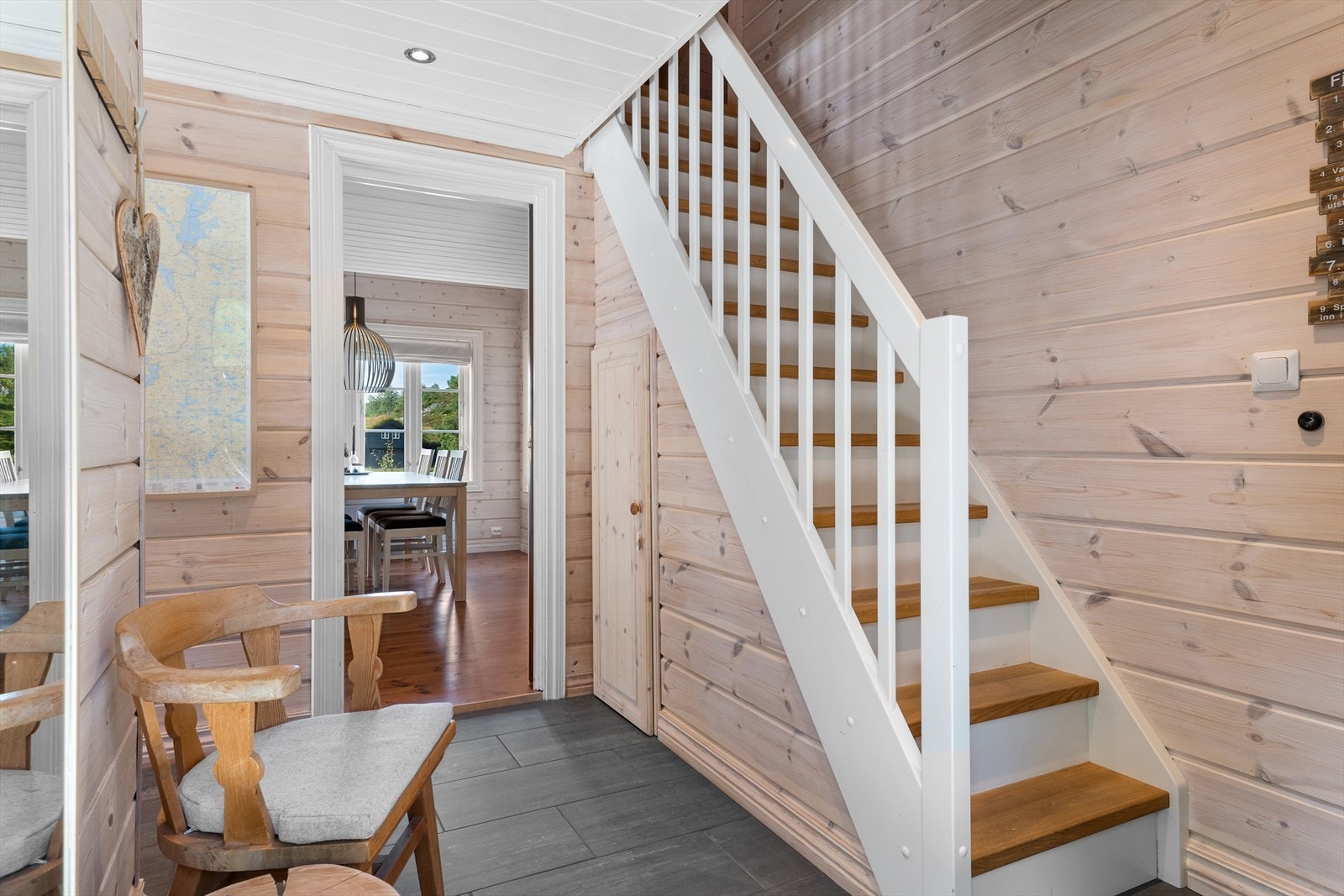 Lagringsplass under trappen. Mulighet for påkledningsbenk. Direkte tilkomst fra vaskerom/bi-inng. Galleribilde