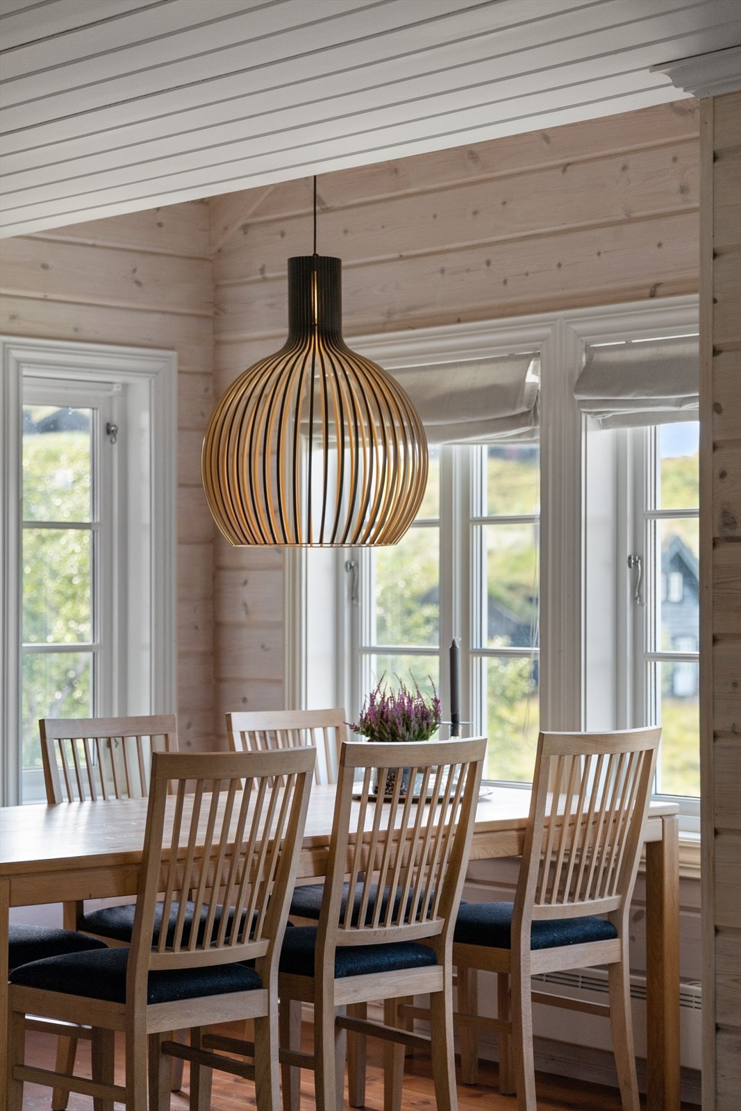 Takoppløft ved spisestuen gir en ekstra dimensjon og sammen med vindusbruken, en flott atmosfære. Galleribilde