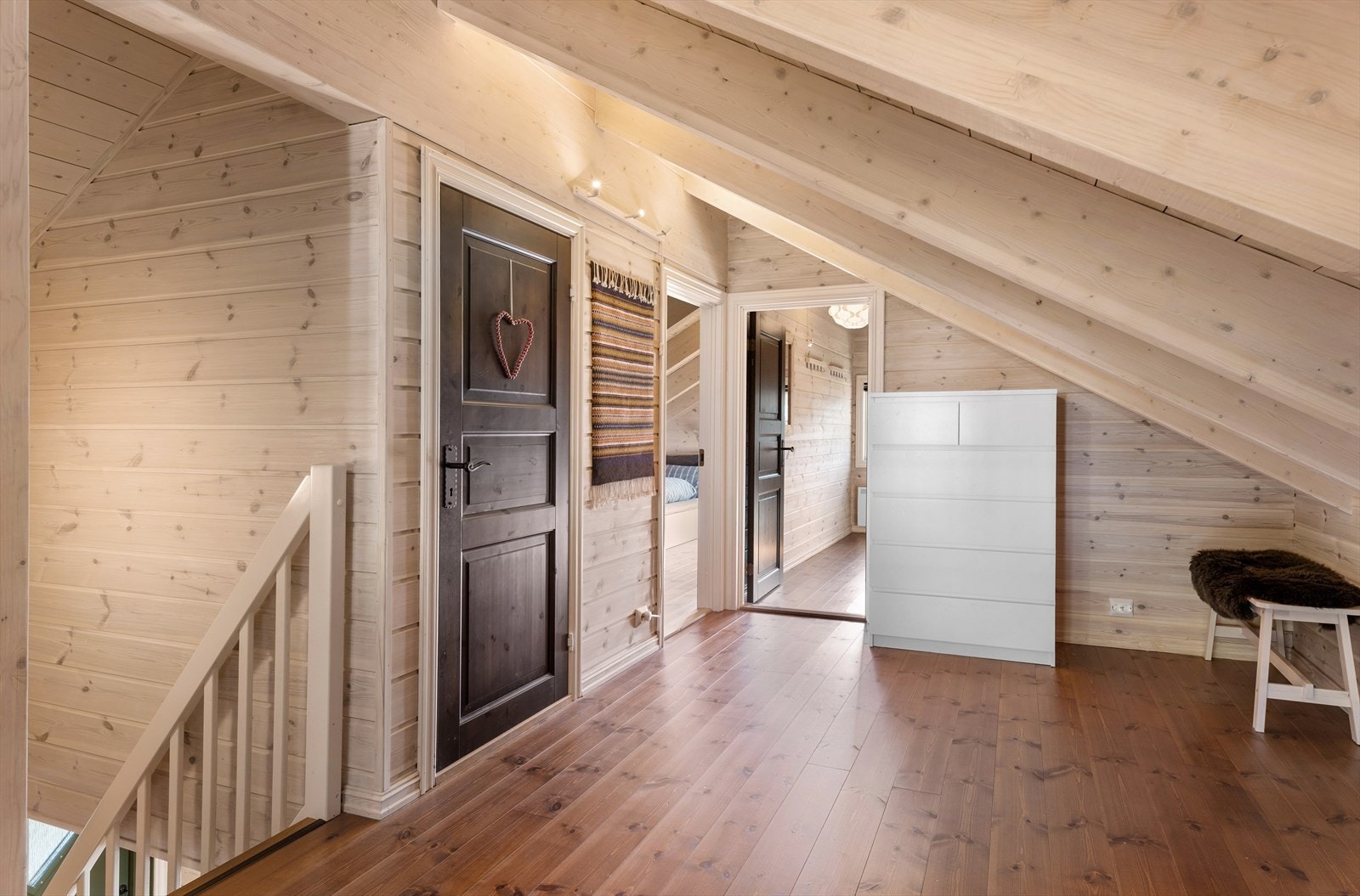 Avlukket fra hovedstue nede. Oppe er det altså en romslig stue for lek, moro og avslapning. To store soverom, kan kombineres med gaming e.a. Plass til mer enn bare seng. Galleribilde