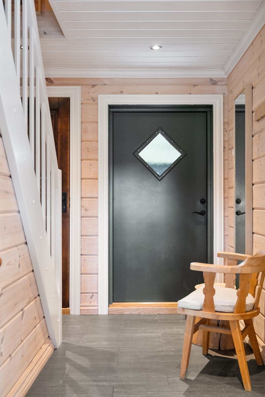 Praktisk hovedentre m/delikate fliser og varme i gulv. Galleribilde