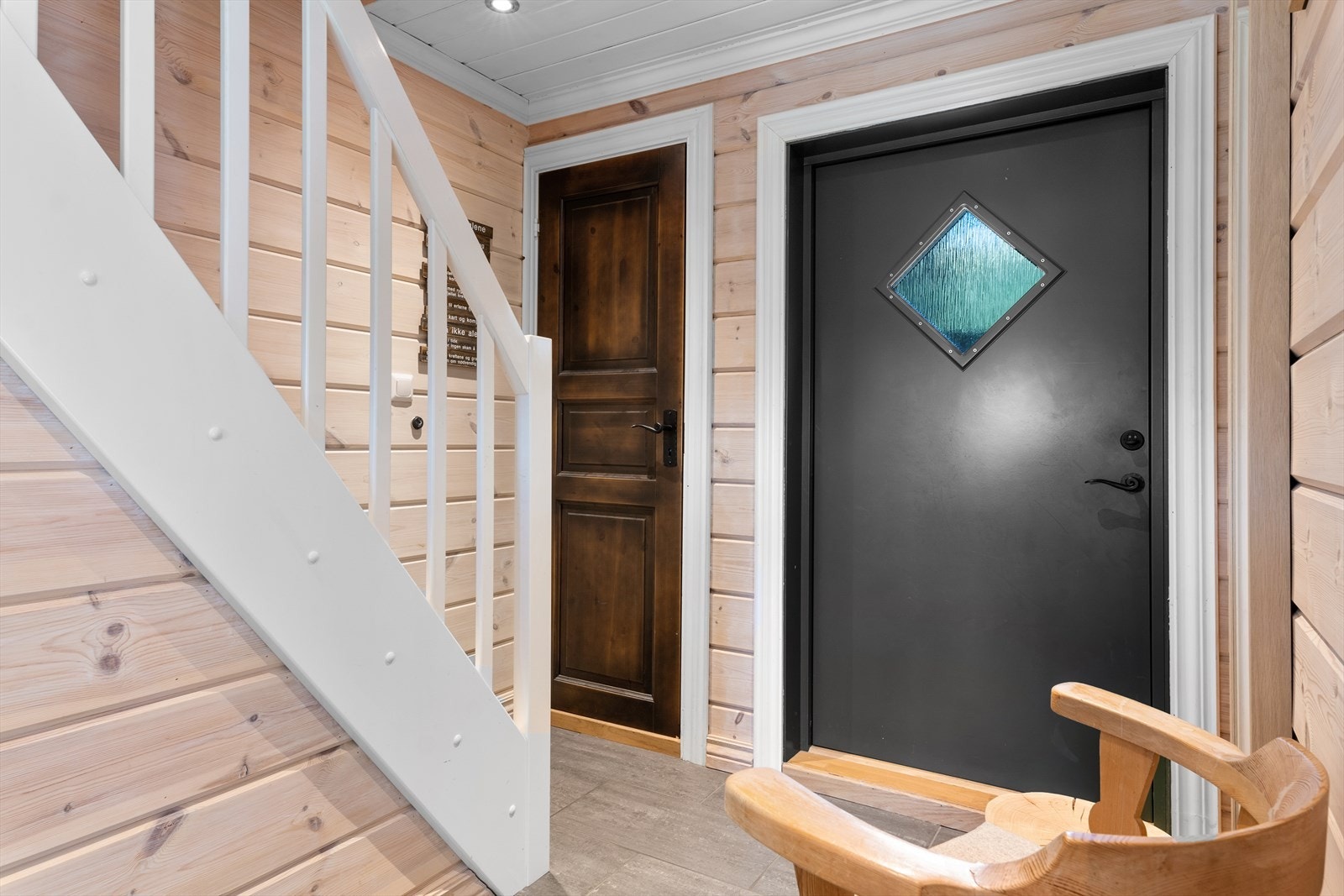 Praktisk hovedentre m/delikate fliser og varme i gulv. Galleribilde