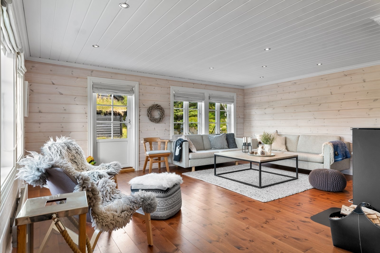 Romslig stue m/naturlig lys og herlig utsyn til naturskjønne omgivelser. God plass til flere soner. Peisovn for ekstra kos og varme. Direkte tilgang til stor terrasse. Galleribilde