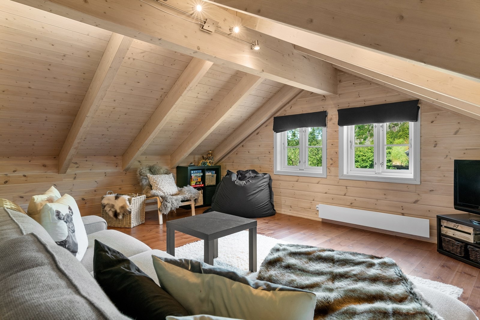 Avlukket fra hovedstue nede. Oppe er det altså en romslig stue for lek, moro og avslapning. To store soverom, kan kombineres med gaming e.a. Plass til mer enn bare seng. Galleribilde