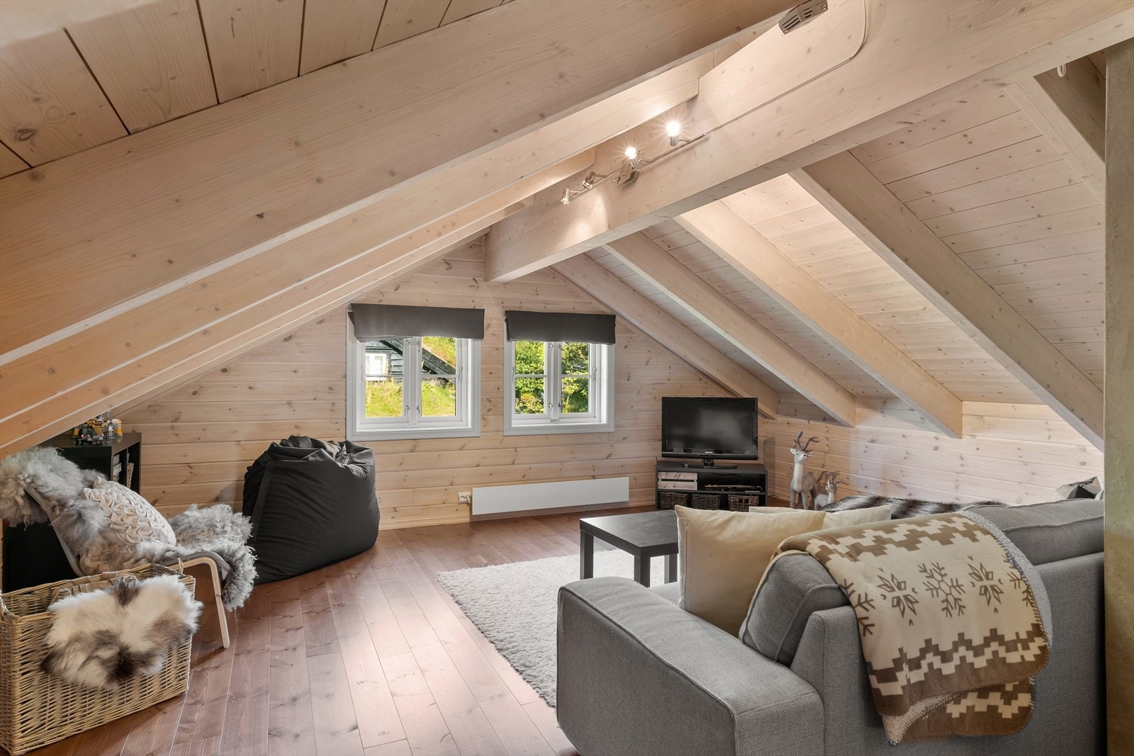 Avlukket fra hovedstue nede. Oppe er det altså en romslig stue for lek, moro og avslapning. To store soverom, kan kombineres med gaming e.a. Plass til mer enn bare seng. Galleribilde