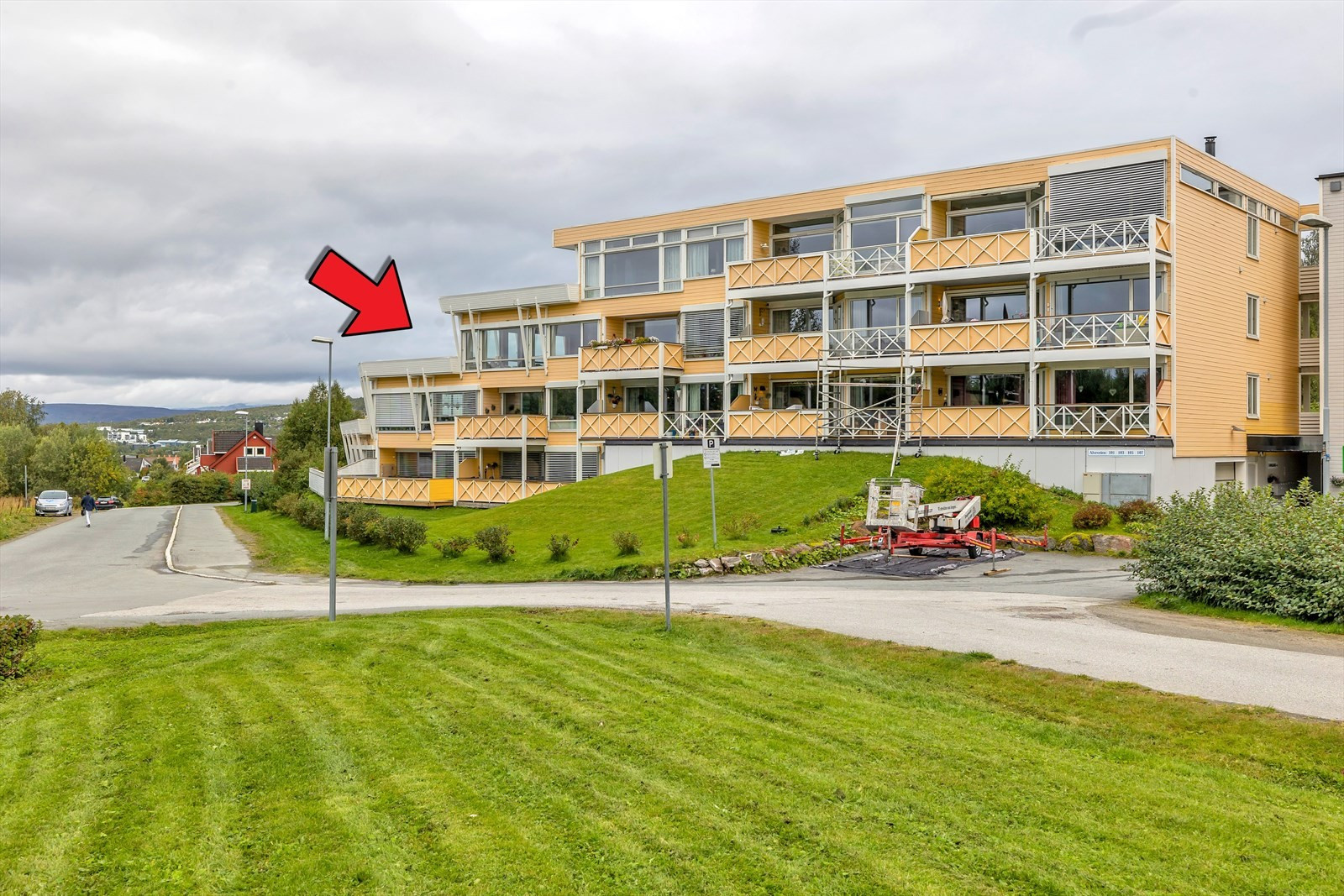 Alvevegen 105D er en svært godt beliggende og romslig 4-roms selveier i front av leilighetsbygg i Workinnmarka