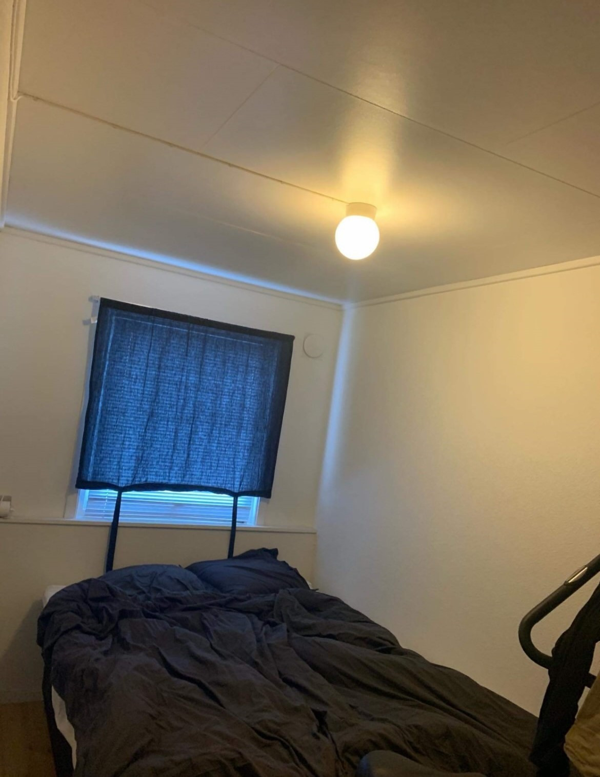 Soverom i sokkelleilighet (privat bilde - sommerbilde)