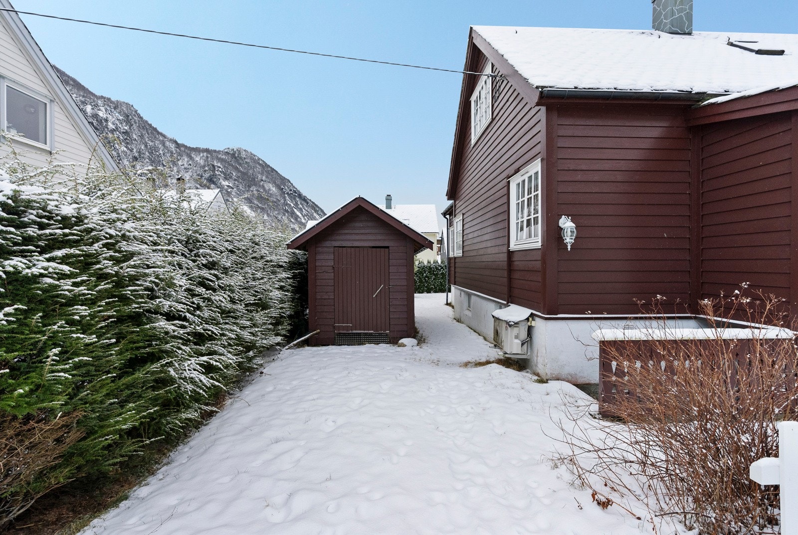 Mot øst er oppført et uthus / vedbod Galleribilde