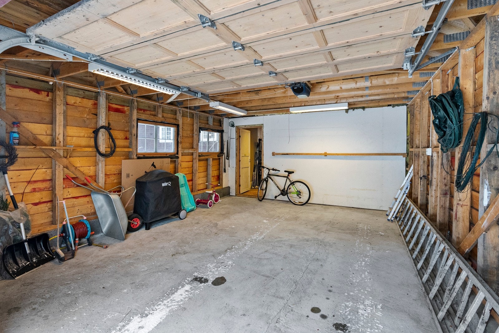 Garasjerom - det er lagt inn strøm med eldrift på porten, samt 3-fasa kontakt Galleribilde