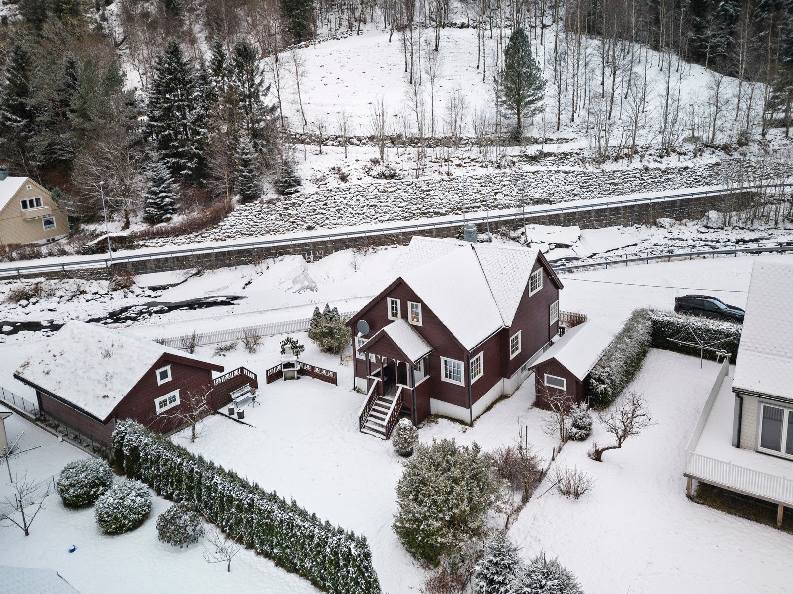 Eiendommen består av bolighus, frittstående garasje og uthus Galleribilde