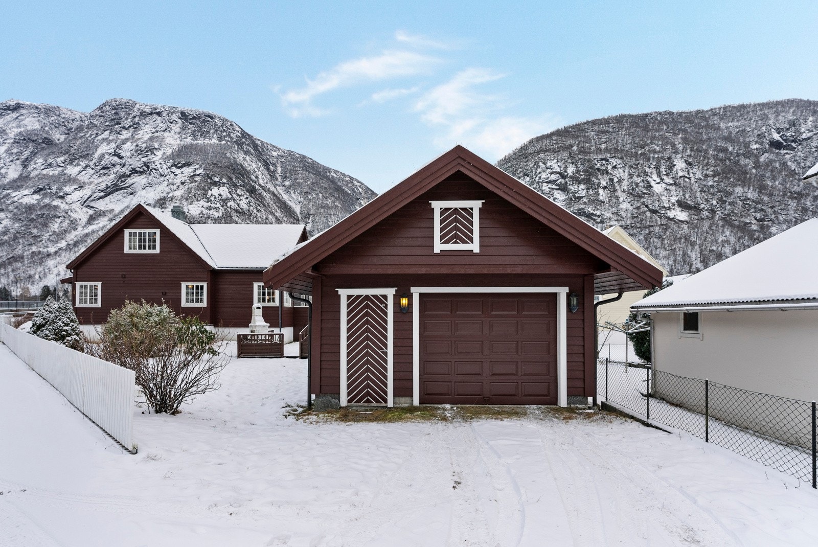 Frittstående garasje ble oppført i år 2000 Galleribilde