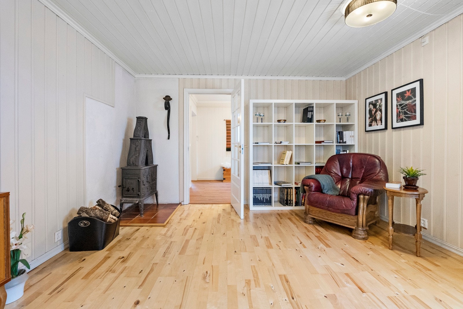 Stue med vedovn Galleribilde