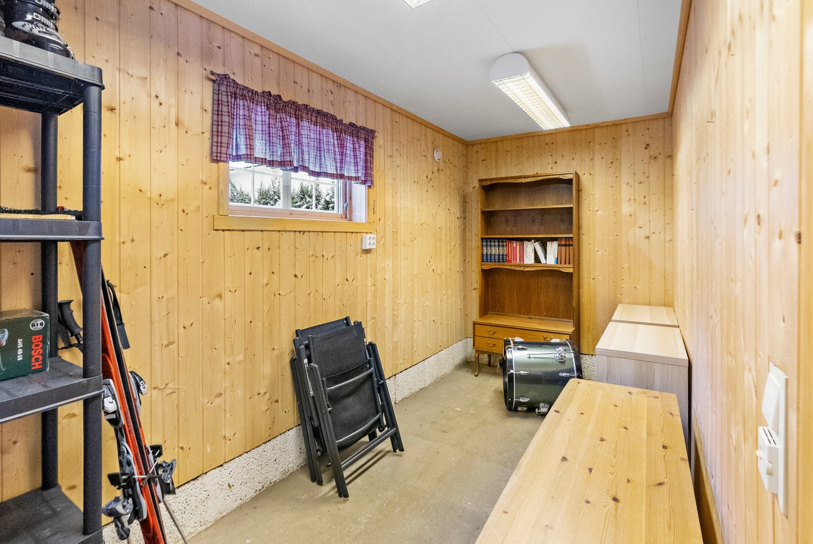 I garasjen er det et isolert rom med varmekabler i gulvet Galleribilde