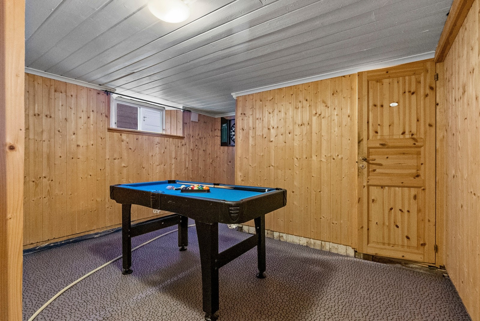 Kjelleren er innreda med div. bodrom, wc og vaskerom Galleribilde