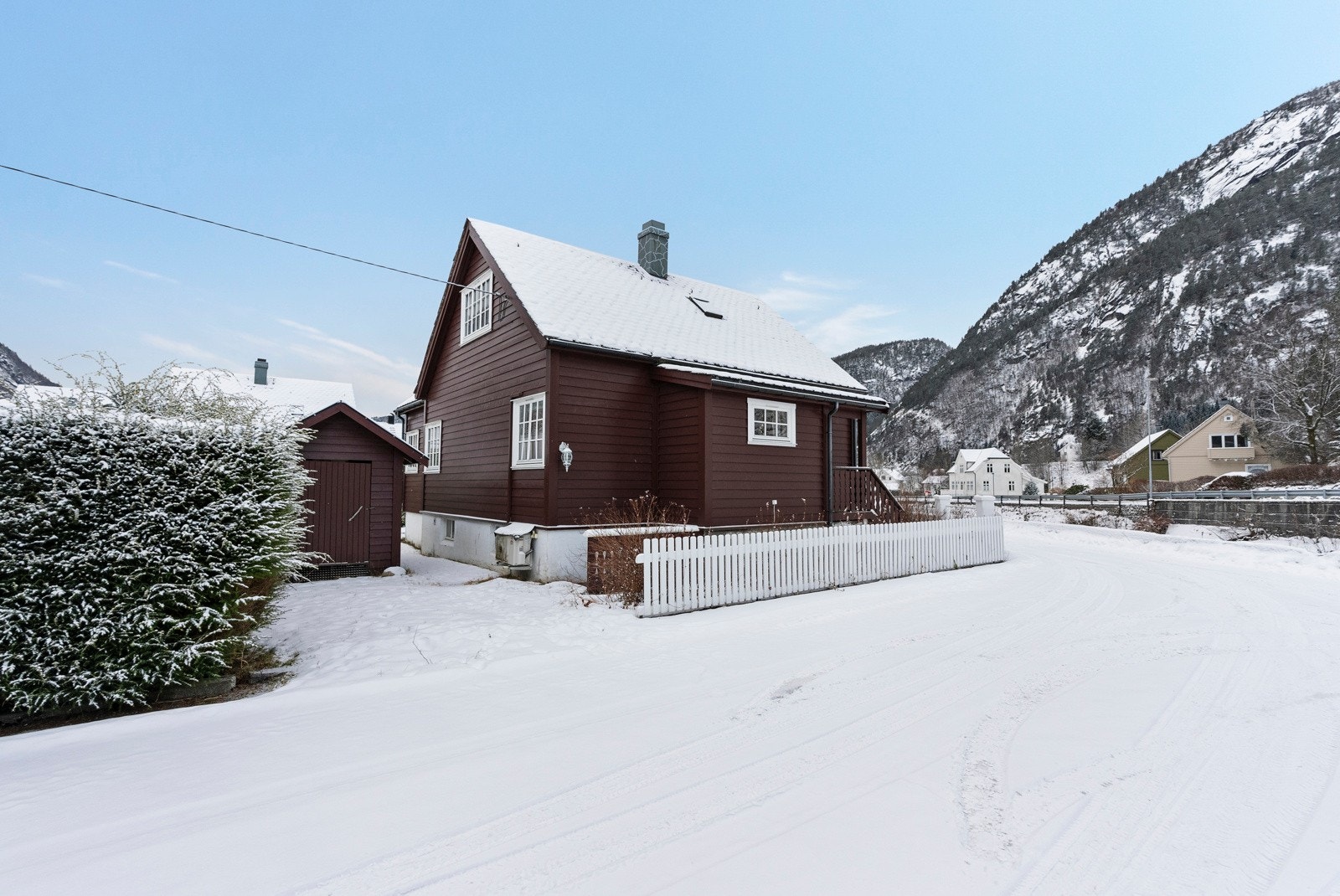 Eiendommen ligger fint til i etablert boligområde i Vadheim sentrum Galleribilde