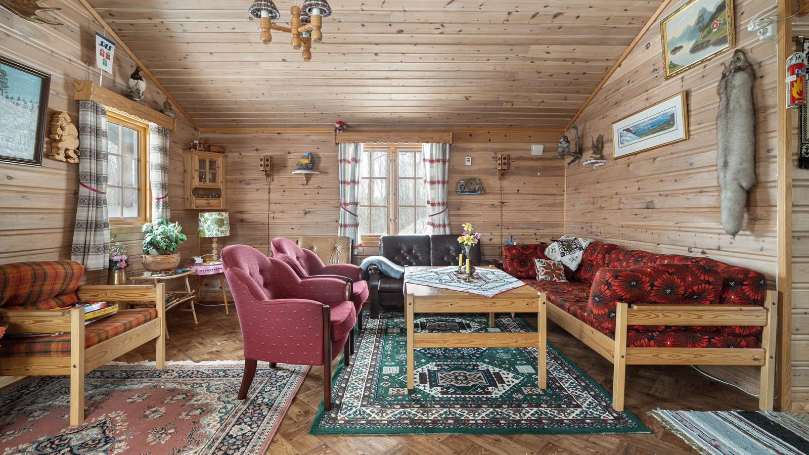 Romslig stue med flere møbleringsmuligheter
