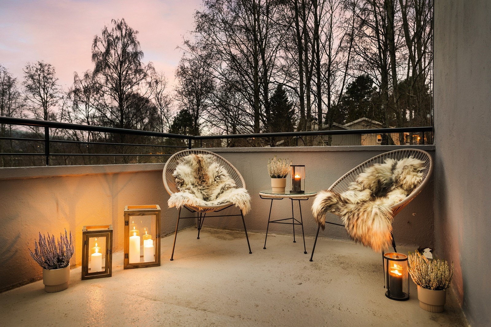Drømmeboligen din ligger innerst i blindvei, usjenert og samtidig sentralt. Veranda på 8m² utenfor stuen som du kan hygge deg på store deler av året, om det er mysende vårsol eller milde høstkvelder. Galleribilde