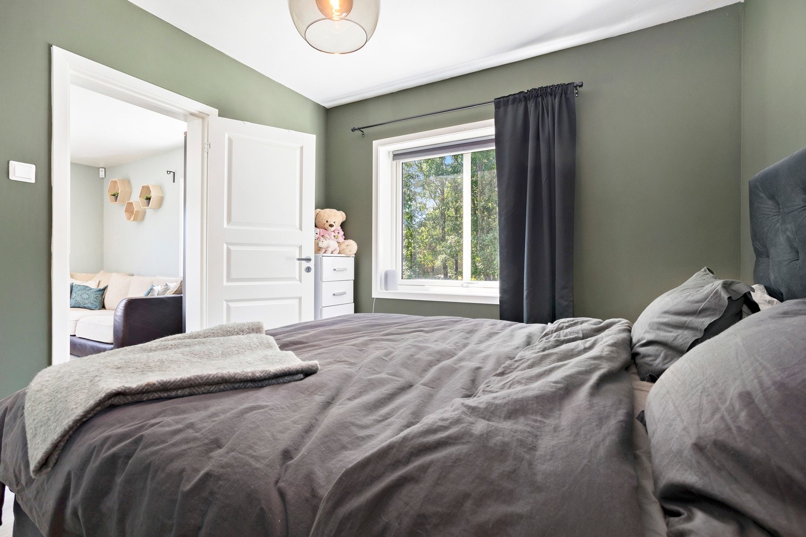 Hovedsoverom i trendy farge. Galleribilde