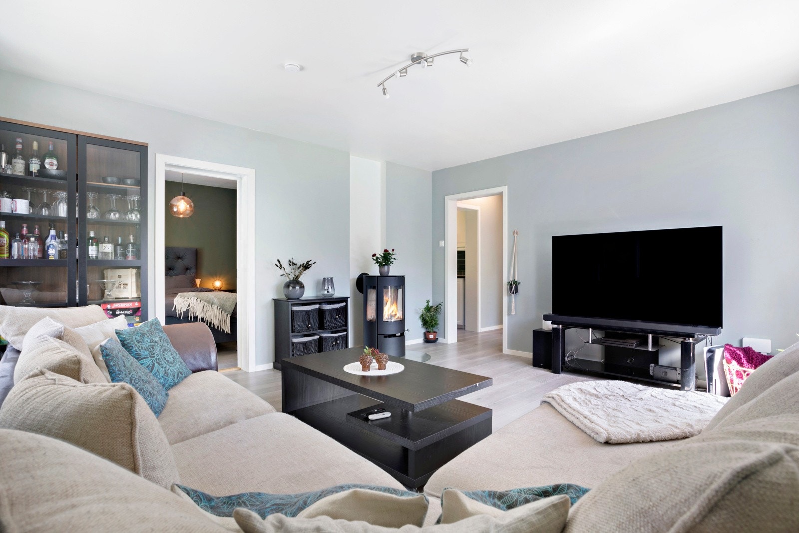 Stuen er enkel å møblere og har god plass til en stor og god sofa. Galleribilde