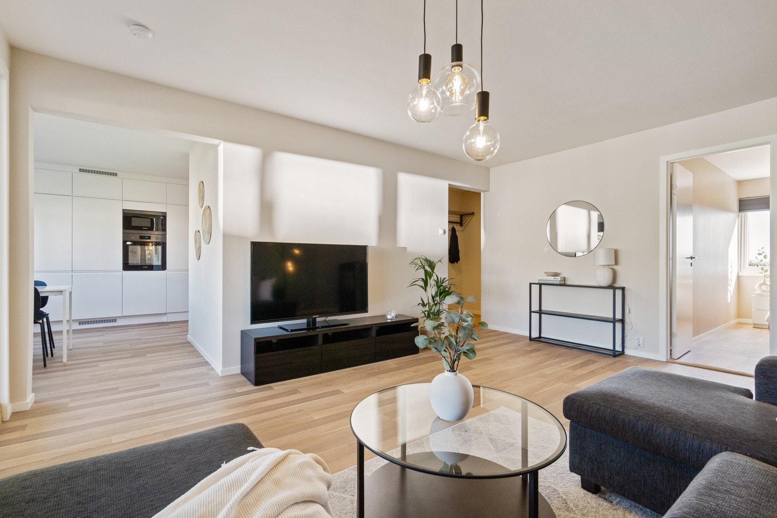 Leiligheten har særdeles god takhøyde, og rause vindusflater som gir godt med lys til stuerommet Galleribilde