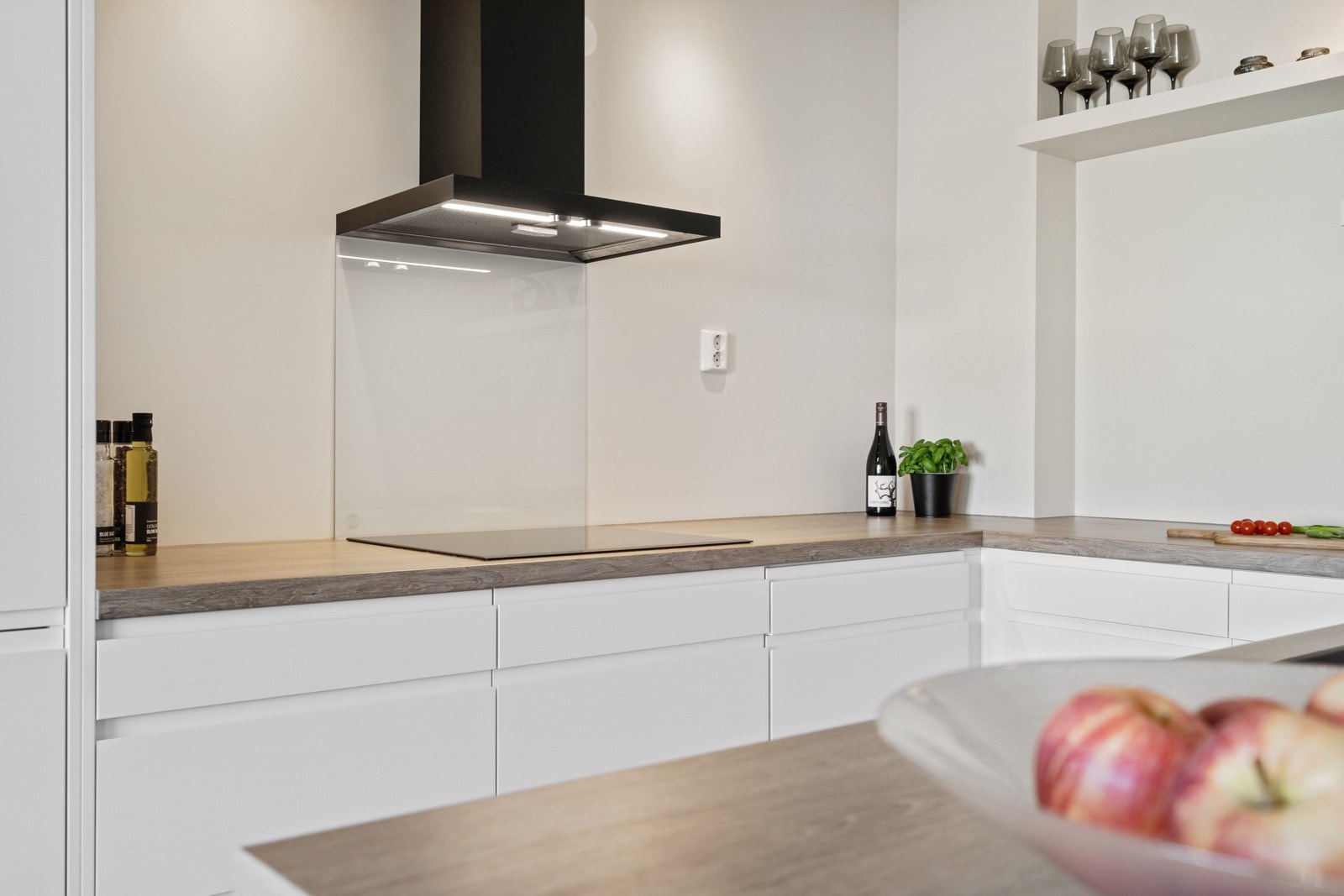 Det er integrerte hvitevarer som kombiskap, komfyr, koketopp, oppvaskmaskin og microbølgeovn Galleribilde